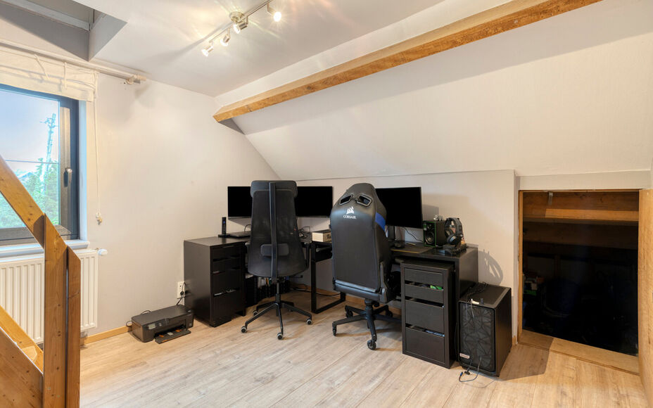Leemans Immobiliën biedt u deze charmante en instapklare woning aan, gelegen in het landelijke en rustige Asbeek. Dankzij de uitstekende ligging geniet u hier van een perfecte combinatie tussen wonen en een vlotte bereikbaarheid. Invalswegen, openbaar ve