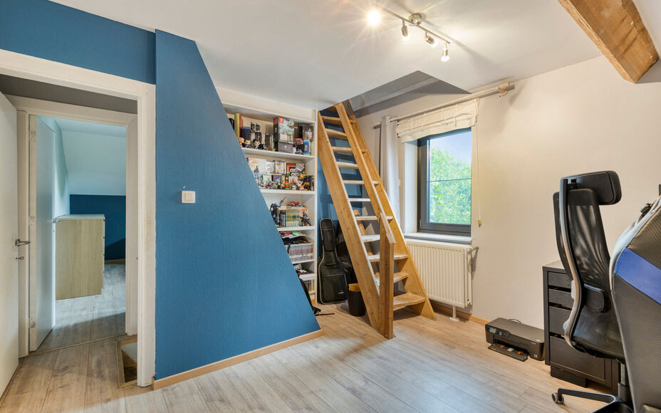 Leemans Immobiliën biedt u deze charmante en instapklare woning aan, gelegen in het landelijke en rustige Asbeek. Dankzij de uitstekende ligging geniet u hier van een perfecte combinatie tussen wonen en een vlotte bereikbaarheid. Invalswegen, openbaar ve
