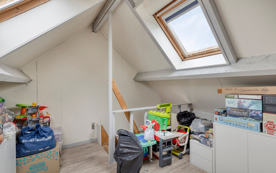 Leemans Immobiliën biedt u deze charmante en instapklare woning aan, gelegen in het landelijke en rustige Asbeek. Dankzij de uitstekende ligging geniet u hier van een perfecte combinatie tussen wonen en een vlotte bereikbaarheid. Invalswegen, openbaar ve