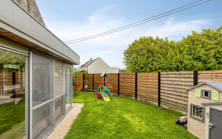 Leemans Immobiliën biedt u deze charmante en instapklare woning aan, gelegen in het landelijke en rustige Asbeek. Dankzij de uitstekende ligging geniet u hier van een perfecte combinatie tussen wonen en een vlotte bereikbaarheid. Invalswegen, openbaar ve
