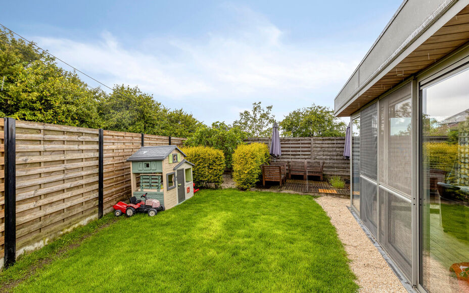 Leemans Immobiliën biedt u deze charmante en instapklare woning aan, gelegen in het landelijke en rustige Asbeek. Dankzij de uitstekende ligging geniet u hier van een perfecte combinatie tussen wonen en een vlotte bereikbaarheid. Invalswegen, openbaar ve