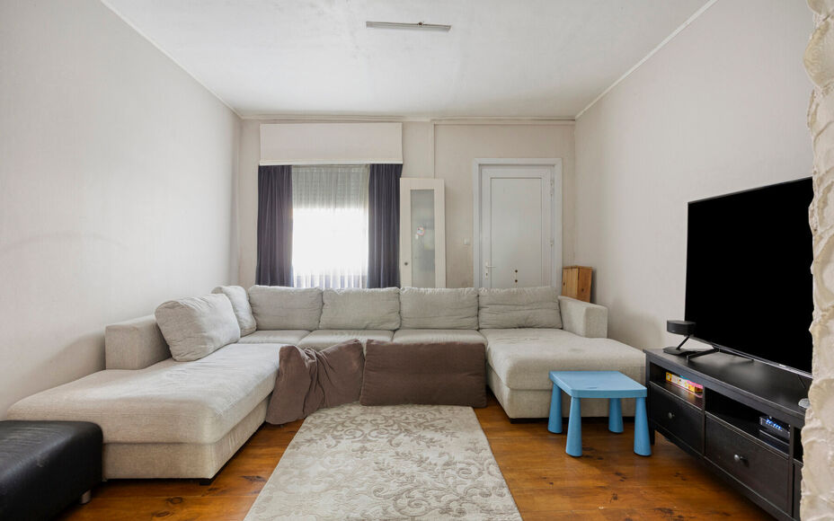 Leemans Immobiliën biedt u deze charmante woning aan op een uitstekende, centrale ligging in Asse. Dankzij de vlotte bereikbaarheid bevinden scholen, openbaar vervoer, winkels, sportinfrastructuur, fiets- en wandelroutes én belangrijke invalswegen zich 