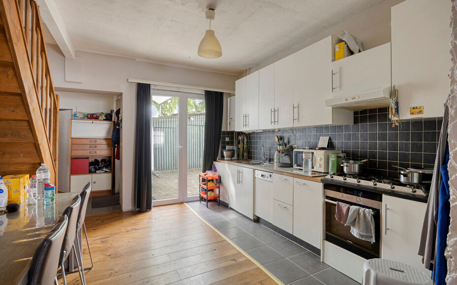 Leemans Immobiliën biedt u deze charmante woning aan op een uitstekende, centrale ligging in Asse. Dankzij de vlotte bereikbaarheid bevinden scholen, openbaar vervoer, winkels, sportinfrastructuur, fiets- en wandelroutes én belangrijke invalswegen zich 