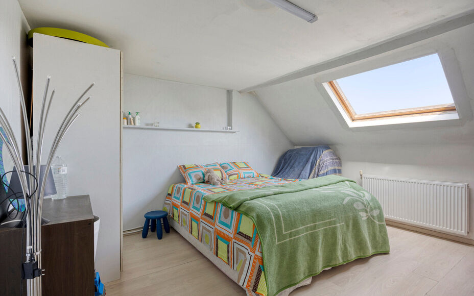 Leemans Immobiliën biedt u deze charmante woning aan op een uitstekende, centrale ligging in Asse. Dankzij de vlotte bereikbaarheid bevinden scholen, openbaar vervoer, winkels, sportinfrastructuur, fiets- en wandelroutes én belangrijke invalswegen zich 