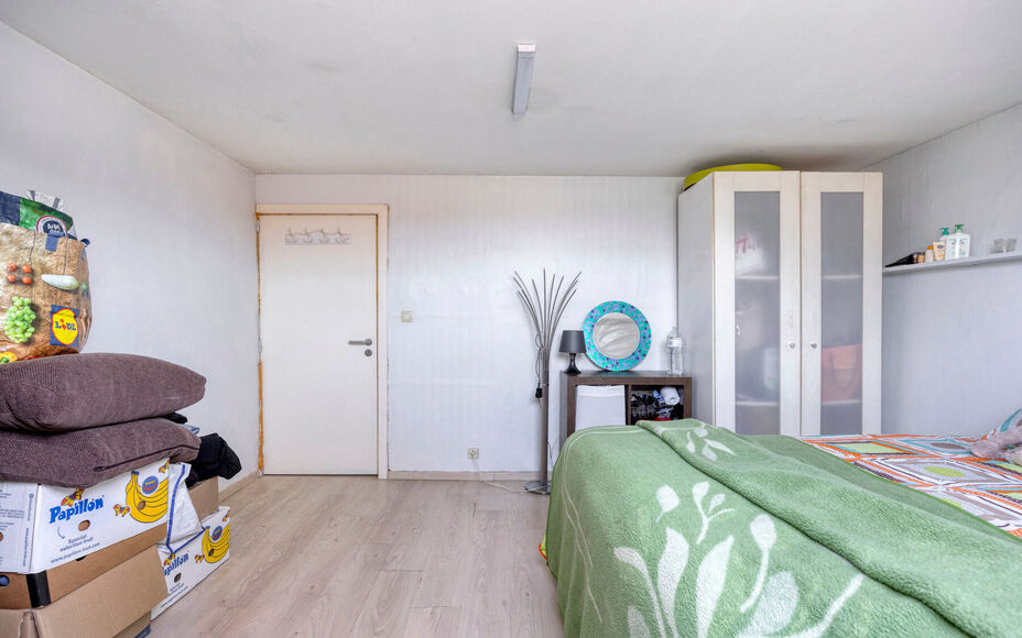 Leemans Immobiliën biedt u deze charmante woning aan op een uitstekende, centrale ligging in Asse. Dankzij de vlotte bereikbaarheid bevinden scholen, openbaar vervoer, winkels, sportinfrastructuur, fiets- en wandelroutes én belangrijke invalswegen zich 