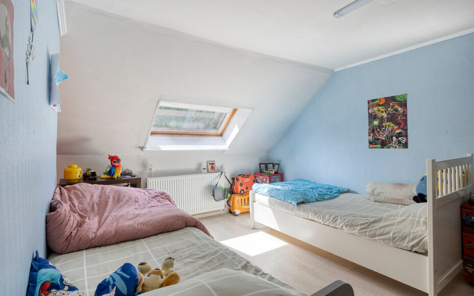 Leemans Immobiliën biedt u deze charmante woning aan op een uitstekende, centrale ligging in Asse. Dankzij de vlotte bereikbaarheid bevinden scholen, openbaar vervoer, winkels, sportinfrastructuur, fiets- en wandelroutes én belangrijke invalswegen zich 