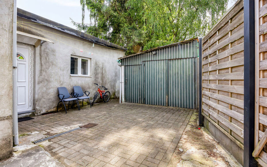 Leemans Immobiliën biedt u deze charmante woning aan op een uitstekende, centrale ligging in Asse. Dankzij de vlotte bereikbaarheid bevinden scholen, openbaar vervoer, winkels, sportinfrastructuur, fiets- en wandelroutes én belangrijke invalswegen zich 