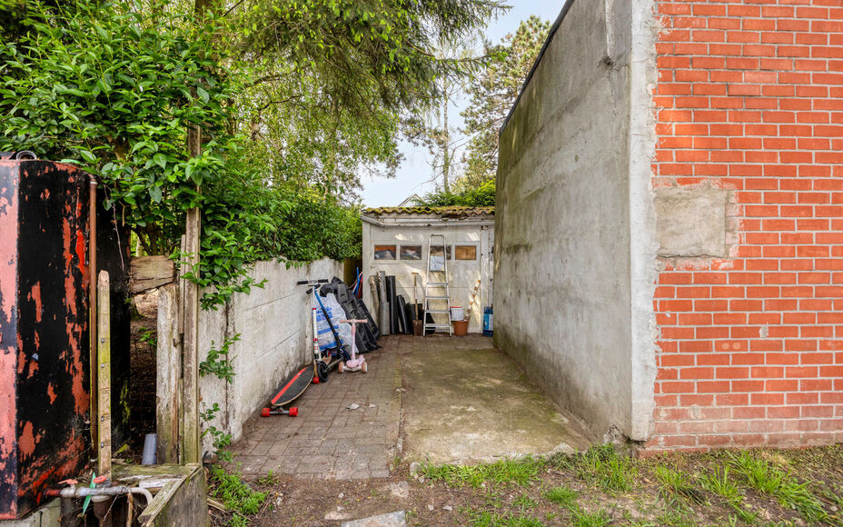 Leemans Immobiliën biedt u deze charmante woning aan op een uitstekende, centrale ligging in Asse. Dankzij de vlotte bereikbaarheid bevinden scholen, openbaar vervoer, winkels, sportinfrastructuur, fiets- en wandelroutes én belangrijke invalswegen zich 