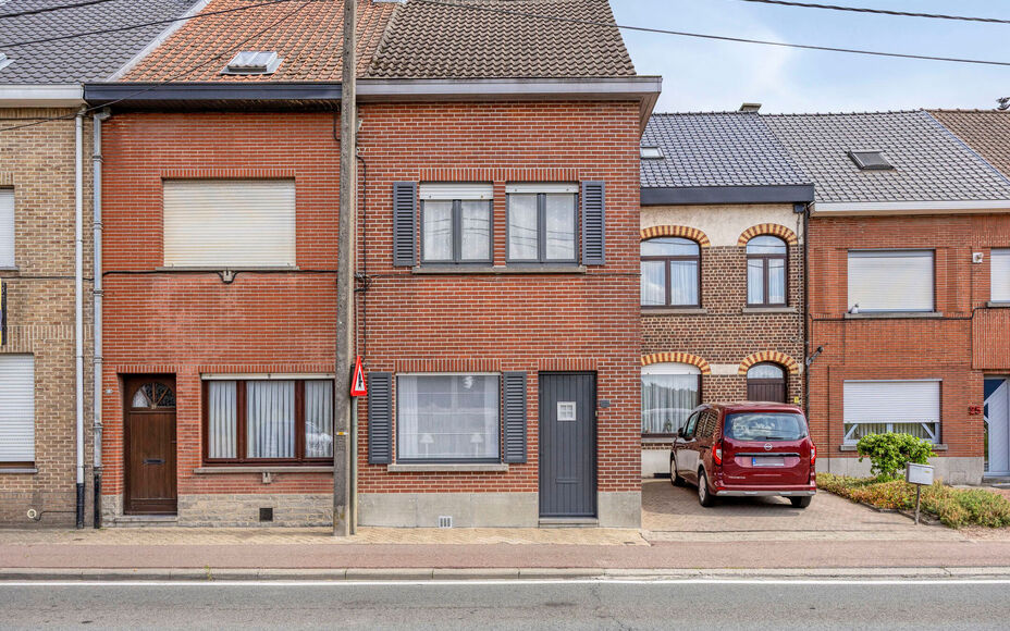 Leemans Immobiliën biedt u deze instapklare en uitstekend onderhouden woning aan, ideaal gelegen in het centrum van Asse. Dankzij de centrale ligging bevinden winkels, scholen, openbaar vervoer, sportinfrastructuur en belangrijke invalswegen zich op wand