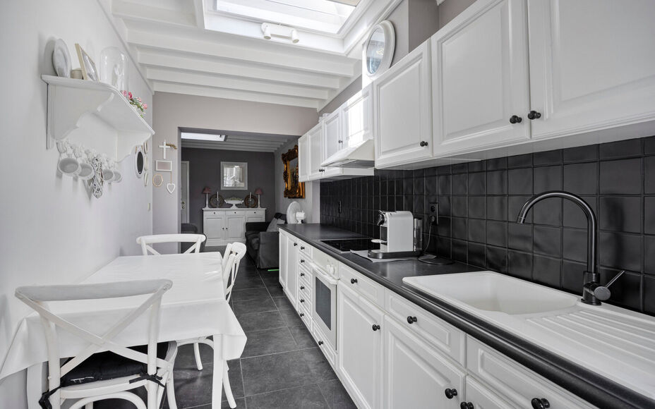 Leemans Immobiliën biedt u deze instapklare en uitstekend onderhouden woning aan, ideaal gelegen in het centrum van Asse. Dankzij de centrale ligging bevinden winkels, scholen, openbaar vervoer, sportinfrastructuur en belangrijke invalswegen zich op wand