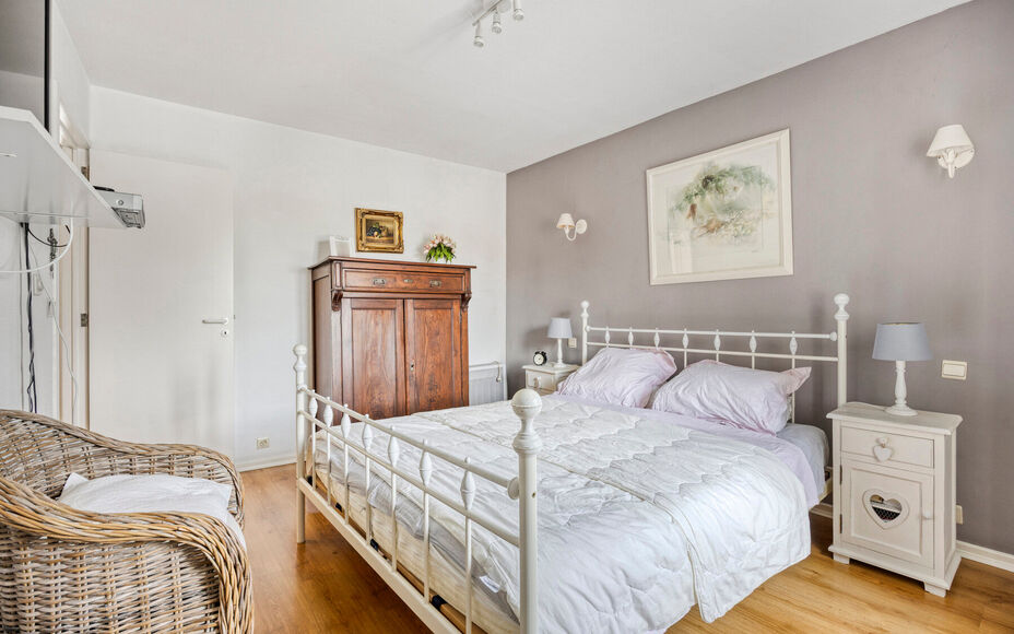 Leemans Immobiliën biedt u deze instapklare en uitstekend onderhouden woning aan, ideaal gelegen in het centrum van Asse. Dankzij de centrale ligging bevinden winkels, scholen, openbaar vervoer, sportinfrastructuur en belangrijke invalswegen zich op wand