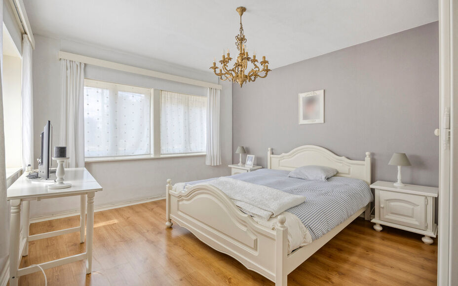 Leemans Immobiliën biedt u deze instapklare en uitstekend onderhouden woning aan, ideaal gelegen in het centrum van Asse. Dankzij de centrale ligging bevinden winkels, scholen, openbaar vervoer, sportinfrastructuur en belangrijke invalswegen zich op wand