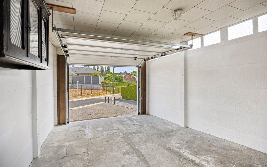 Leemans Immobiliën biedt u deze instapklare en uitstekend onderhouden woning aan, ideaal gelegen in het centrum van Asse. Dankzij de centrale ligging bevinden winkels, scholen, openbaar vervoer, sportinfrastructuur en belangrijke invalswegen zich op wand