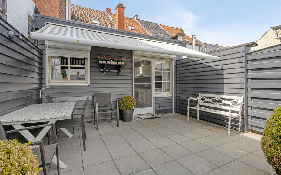 Leemans Immobiliën biedt u deze instapklare en uitstekend onderhouden woning aan, ideaal gelegen in het centrum van Asse. Dankzij de centrale ligging bevinden winkels, scholen, openbaar vervoer, sportinfrastructuur en belangrijke invalswegen zich op wand