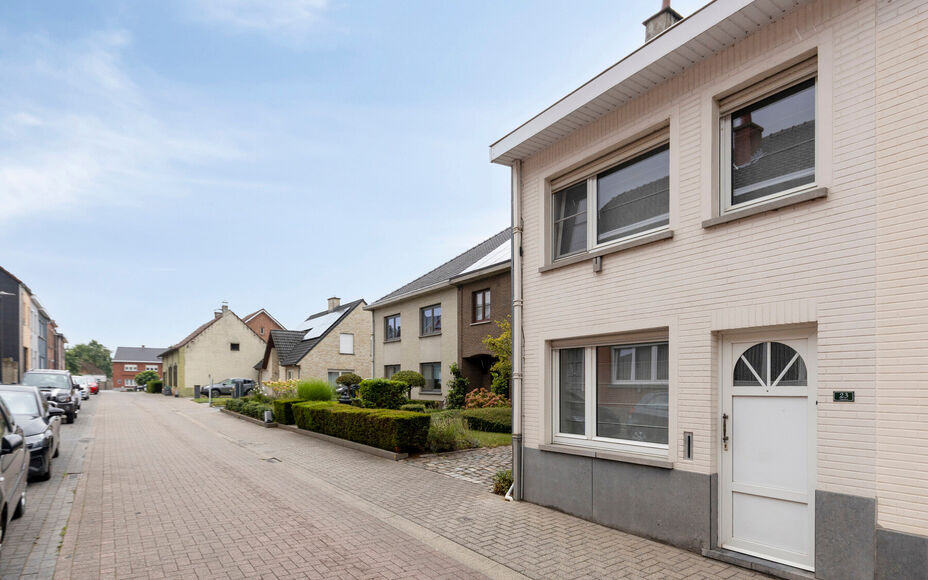 Leemans Immobiliën biedt u deze charmante woning aan op een rustige en aangename ligging in Asse-Ter-Heide. Dankzij de gunstige locatie bevinden winkels, scholen, openbaar vervoer, sportinfrastructuur en belangrijke invalswegen zich allemaal op korte afs