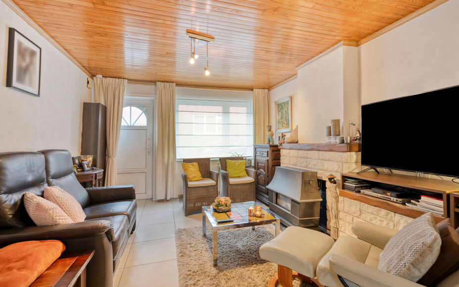 Leemans Immobiliën biedt u deze charmante woning aan op een rustige en aangename ligging in Asse-Ter-Heide. Dankzij de gunstige locatie bevinden winkels, scholen, openbaar vervoer, sportinfrastructuur en belangrijke invalswegen zich allemaal op korte afs