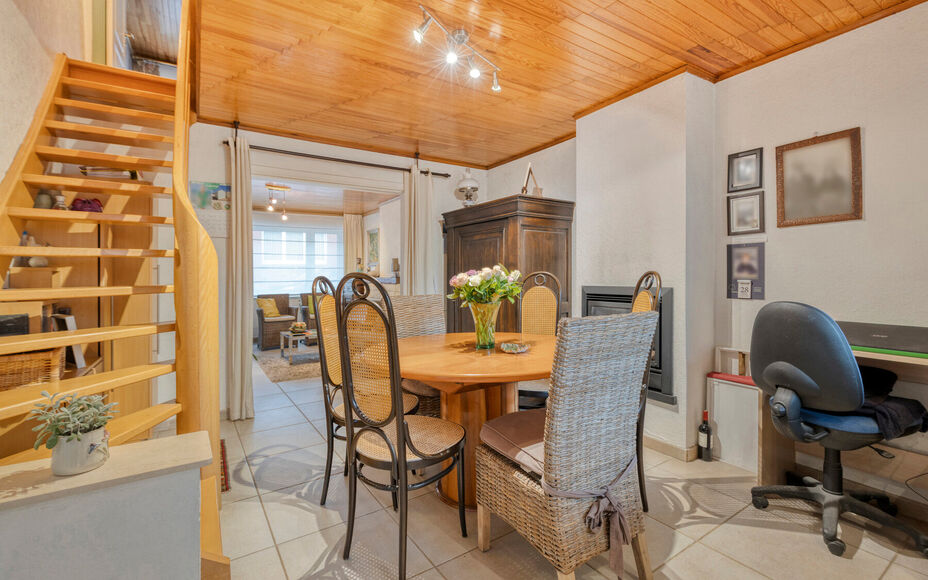 Leemans Immobiliën biedt u deze charmante woning aan op een rustige en aangename ligging in Asse-Ter-Heide. Dankzij de gunstige locatie bevinden winkels, scholen, openbaar vervoer, sportinfrastructuur en belangrijke invalswegen zich allemaal op korte afs