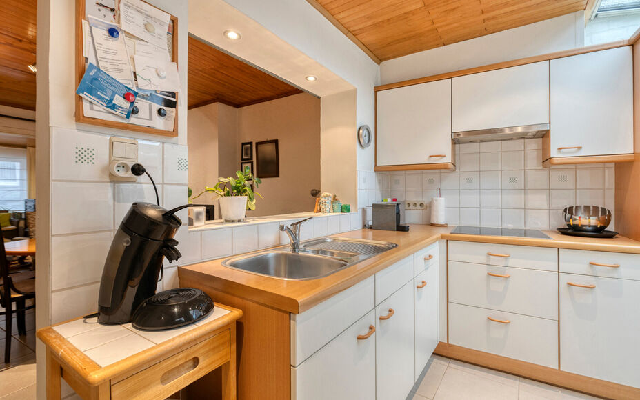 Leemans Immobiliën biedt u deze charmante woning aan op een rustige en aangename ligging in Asse-Ter-Heide. Dankzij de gunstige locatie bevinden winkels, scholen, openbaar vervoer, sportinfrastructuur en belangrijke invalswegen zich allemaal op korte afs
