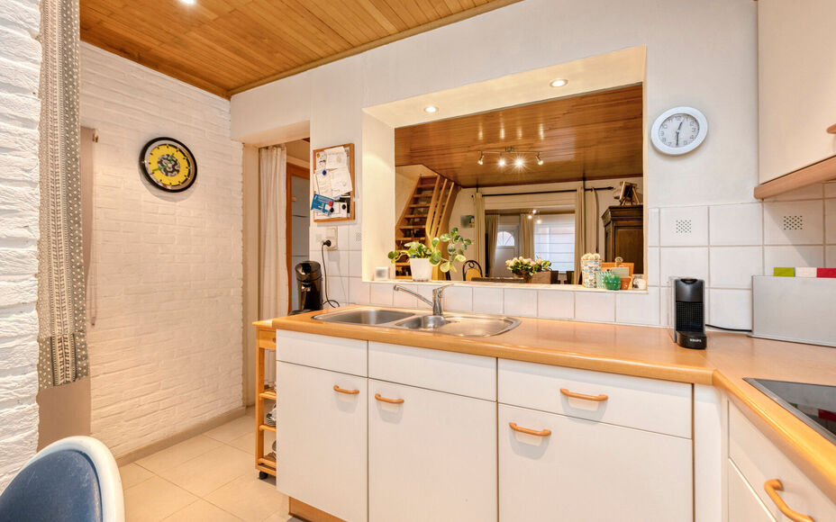 Leemans Immobiliën biedt u deze charmante woning aan op een rustige en aangename ligging in Asse-Ter-Heide. Dankzij de gunstige locatie bevinden winkels, scholen, openbaar vervoer, sportinfrastructuur en belangrijke invalswegen zich allemaal op korte afs