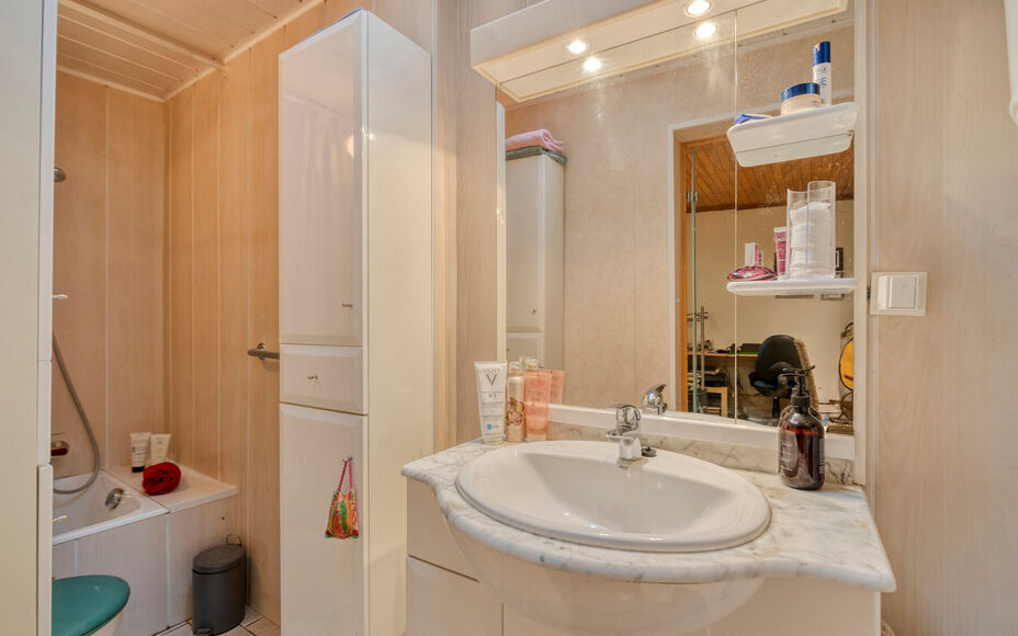 Leemans Immobiliën biedt u deze charmante woning aan op een rustige en aangename ligging in Asse-Ter-Heide. Dankzij de gunstige locatie bevinden winkels, scholen, openbaar vervoer, sportinfrastructuur en belangrijke invalswegen zich allemaal op korte afs