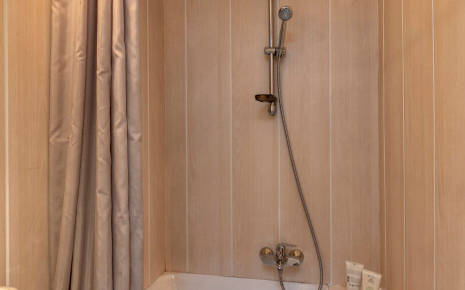 Leemans Immobiliën biedt u deze charmante woning aan op een rustige en aangename ligging in Asse-Ter-Heide. Dankzij de gunstige locatie bevinden winkels, scholen, openbaar vervoer, sportinfrastructuur en belangrijke invalswegen zich allemaal op korte afs