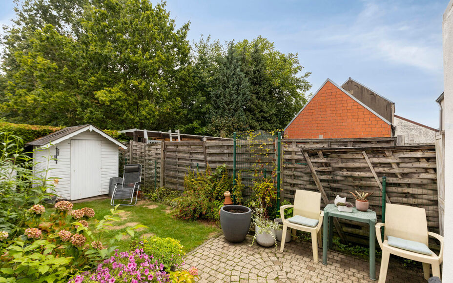 Leemans Immobiliën biedt u deze charmante woning aan op een rustige en aangename ligging in Asse-Ter-Heide. Dankzij de gunstige locatie bevinden winkels, scholen, openbaar vervoer, sportinfrastructuur en belangrijke invalswegen zich allemaal op korte afs