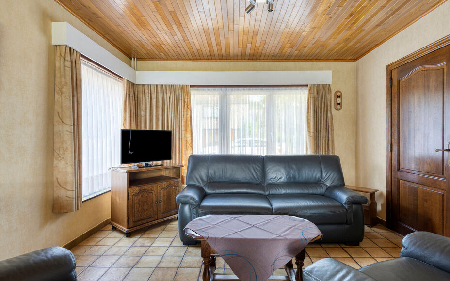 Leemans Immobiliën biedt u deze comfortabele woning aan op een uitstekende en centrale ligging in het centrum van Asse. Dankzij de gunstige ligging bevinden winkels, scholen, sportinfrastructuur, openbaar vervoer en belangrijke invalswegen zich op wandel