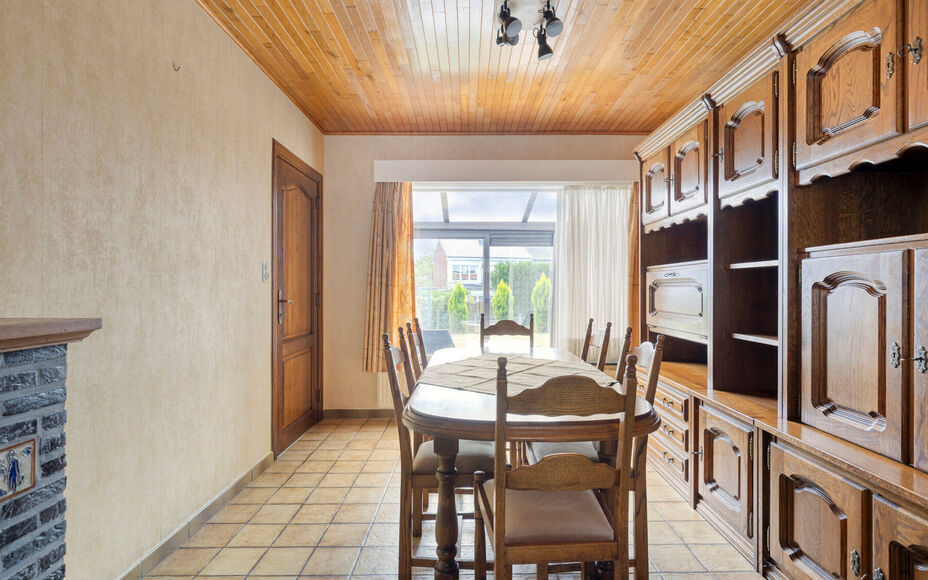 Leemans Immobiliën biedt u deze comfortabele woning aan op een uitstekende en centrale ligging in het centrum van Asse. Dankzij de gunstige ligging bevinden winkels, scholen, sportinfrastructuur, openbaar vervoer en belangrijke invalswegen zich op wandel