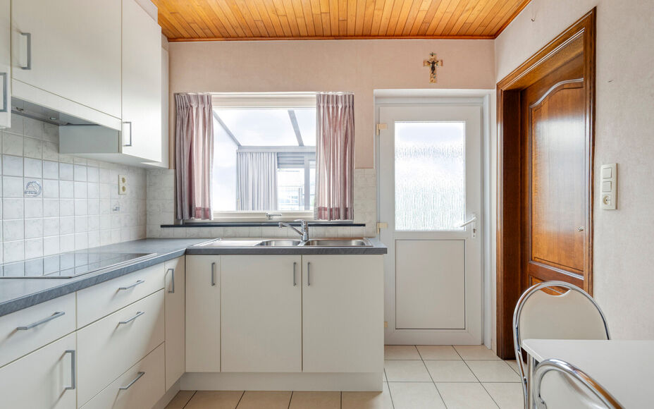 Leemans Immobiliën biedt u deze comfortabele woning aan op een uitstekende en centrale ligging in het centrum van Asse. Dankzij de gunstige ligging bevinden winkels, scholen, sportinfrastructuur, openbaar vervoer en belangrijke invalswegen zich op wandel