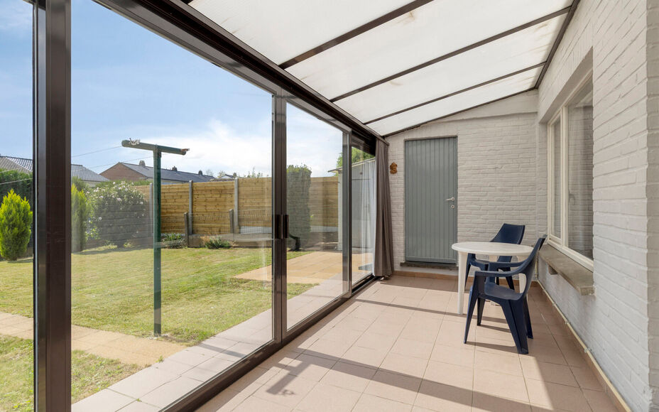 Leemans Immobiliën biedt u deze comfortabele woning aan op een uitstekende en centrale ligging in het centrum van Asse. Dankzij de gunstige ligging bevinden winkels, scholen, sportinfrastructuur, openbaar vervoer en belangrijke invalswegen zich op wandel
