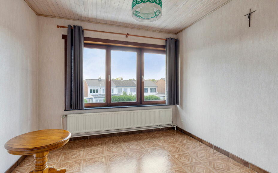 Leemans Immobiliën biedt u deze comfortabele woning aan op een uitstekende en centrale ligging in het centrum van Asse. Dankzij de gunstige ligging bevinden winkels, scholen, sportinfrastructuur, openbaar vervoer en belangrijke invalswegen zich op wandel