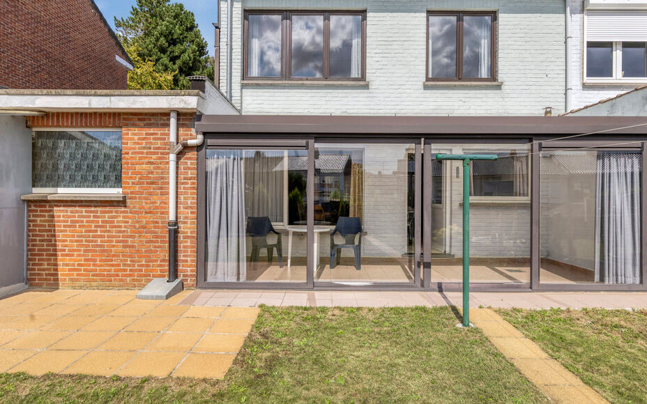 Leemans Immobiliën biedt u deze comfortabele woning aan op een uitstekende en centrale ligging in het centrum van Asse. Dankzij de gunstige ligging bevinden winkels, scholen, sportinfrastructuur, openbaar vervoer en belangrijke invalswegen zich op wandel