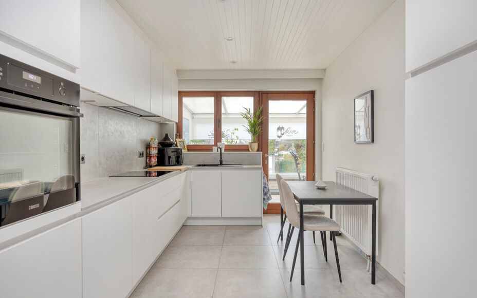 LEEMANS IMMOBILIËN biedt u deze gerenoveerde woning aan, ideaal gelegen in het centrum van Asse. Dankzij de combinatie van een aangename woonomgeving, een praktische indeling en een gezellige tuin is dit een interessante opportuniteit voor wie comfortabe