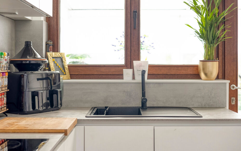 LEEMANS IMMOBILIËN biedt u deze gerenoveerde woning aan, ideaal gelegen in het centrum van Asse. Dankzij de combinatie van een aangename woonomgeving, een praktische indeling en een gezellige tuin is dit een interessante opportuniteit voor wie comfortabe