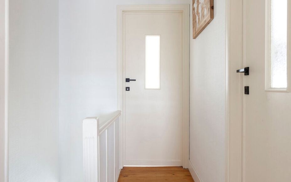 LEEMANS IMMOBILIËN biedt u deze gerenoveerde woning aan, ideaal gelegen in het centrum van Asse. Dankzij de combinatie van een aangename woonomgeving, een praktische indeling en een gezellige tuin is dit een interessante opportuniteit voor wie comfortabe