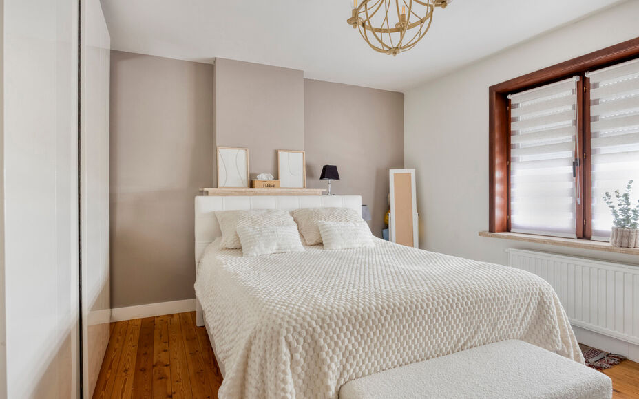 LEEMANS IMMOBILIËN biedt u deze gerenoveerde woning aan, ideaal gelegen in het centrum van Asse. Dankzij de combinatie van een aangename woonomgeving, een praktische indeling en een gezellige tuin is dit een interessante opportuniteit voor wie comfortabe