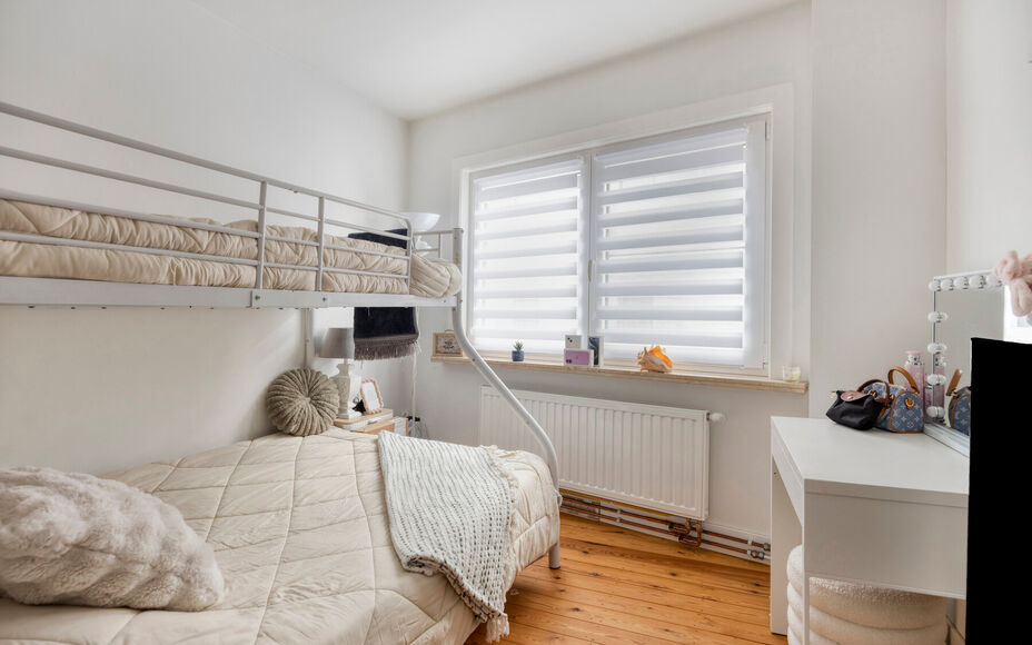 LEEMANS IMMOBILIËN biedt u deze gerenoveerde woning aan, ideaal gelegen in het centrum van Asse. Dankzij de combinatie van een aangename woonomgeving, een praktische indeling en een gezellige tuin is dit een interessante opportuniteit voor wie comfortabe