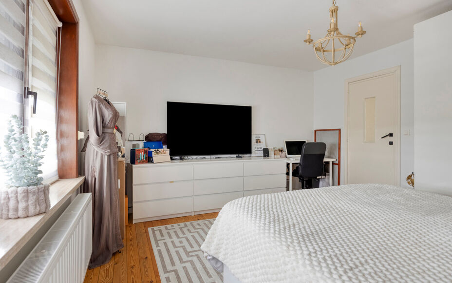 LEEMANS IMMOBILIËN biedt u deze gerenoveerde woning aan, ideaal gelegen in het centrum van Asse. Dankzij de combinatie van een aangename woonomgeving, een praktische indeling en een gezellige tuin is dit een interessante opportuniteit voor wie comfortabe