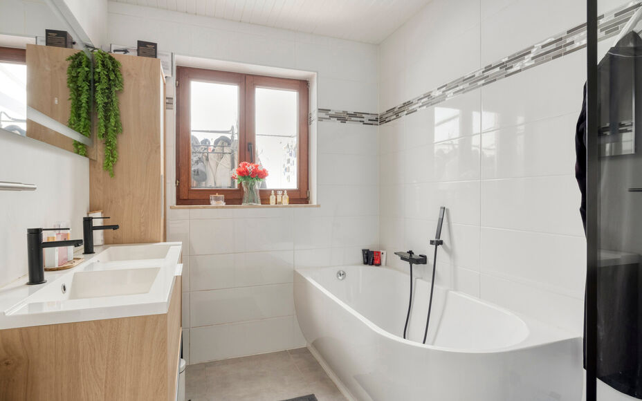 LEEMANS IMMOBILIËN biedt u deze gerenoveerde woning aan, ideaal gelegen in het centrum van Asse. Dankzij de combinatie van een aangename woonomgeving, een praktische indeling en een gezellige tuin is dit een interessante opportuniteit voor wie comfortabe