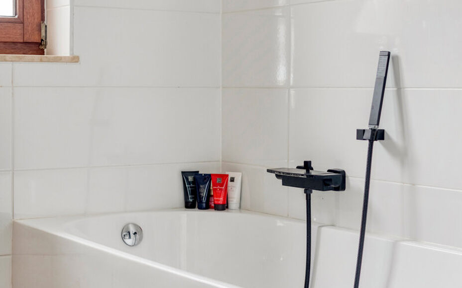 LEEMANS IMMOBILIËN biedt u deze gerenoveerde woning aan, ideaal gelegen in het centrum van Asse. Dankzij de combinatie van een aangename woonomgeving, een praktische indeling en een gezellige tuin is dit een interessante opportuniteit voor wie comfortabe