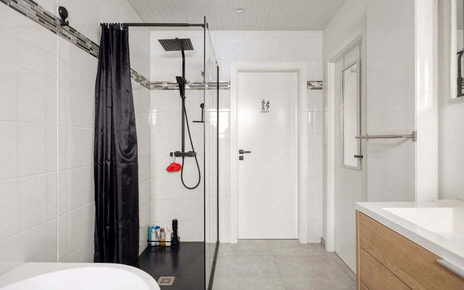 LEEMANS IMMOBILIËN biedt u deze gerenoveerde woning aan, ideaal gelegen in het centrum van Asse. Dankzij de combinatie van een aangename woonomgeving, een praktische indeling en een gezellige tuin is dit een interessante opportuniteit voor wie comfortabe