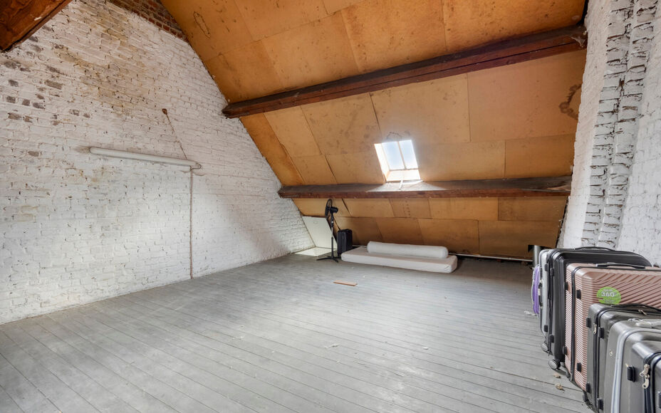 LEEMANS IMMOBILIËN biedt u deze gerenoveerde woning aan, ideaal gelegen in het centrum van Asse. Dankzij de combinatie van een aangename woonomgeving, een praktische indeling en een gezellige tuin is dit een interessante opportuniteit voor wie comfortabe