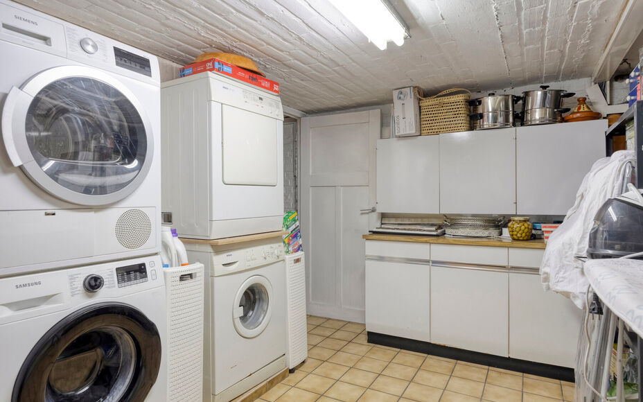 LEEMANS IMMOBILIËN biedt u deze gerenoveerde woning aan, ideaal gelegen in het centrum van Asse. Dankzij de combinatie van een aangename woonomgeving, een praktische indeling en een gezellige tuin is dit een interessante opportuniteit voor wie comfortabe