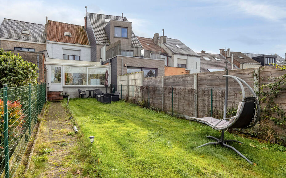 LEEMANS IMMOBILIËN biedt u deze gerenoveerde woning aan, ideaal gelegen in het centrum van Asse. Dankzij de combinatie van een aangename woonomgeving, een praktische indeling en een gezellige tuin is dit een interessante opportuniteit voor wie comfortabe