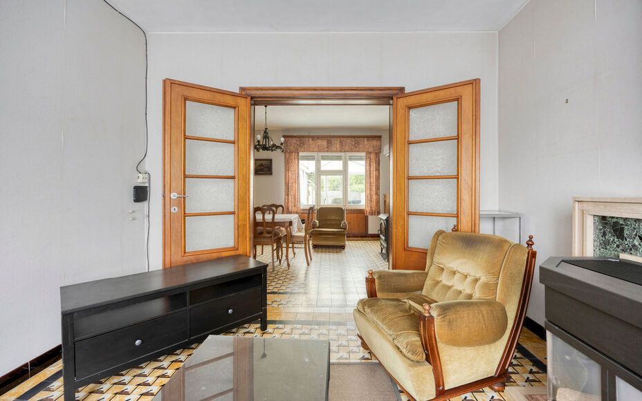 Leemans Immobiliën presenteert u deze gunstig gelegen woning met renovatiemogelijkheden in Denderleeuw. Dankzij de centrale ligging bevinden alle voorzieningen zich op korte afstand: winkels, scholen, openbaar vervoer en sportinfrastructuur liggen vlakbi