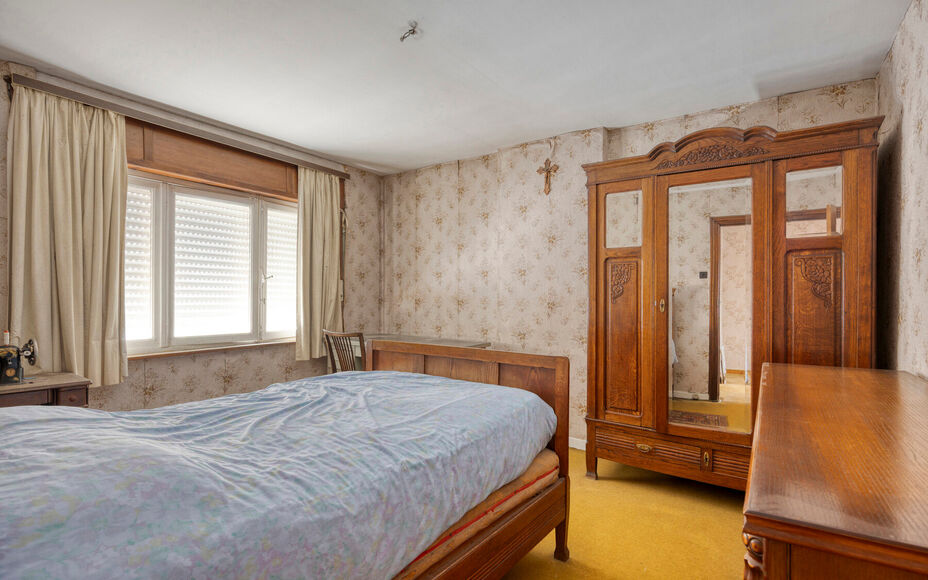 Leemans Immobiliën presenteert u deze gunstig gelegen woning met renovatiemogelijkheden in Denderleeuw. Dankzij de centrale ligging bevinden alle voorzieningen zich op korte afstand: winkels, scholen, openbaar vervoer en sportinfrastructuur liggen vlakbi