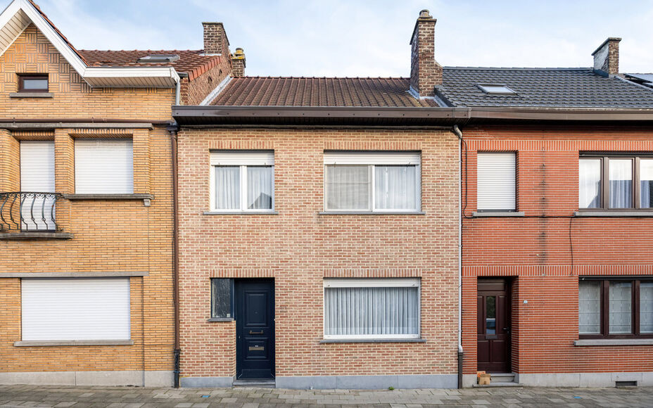 Leemans Immobiliën presenteert u  deze gerenoveerde, instapklare woning in het bruisende hart van Denderleeuw. Dankzij de uiterst centrale ligging bevinden alle belangrijke faciliteiten zich op wandelafstand: winkels, scholen, sportcentra én openbaar ve