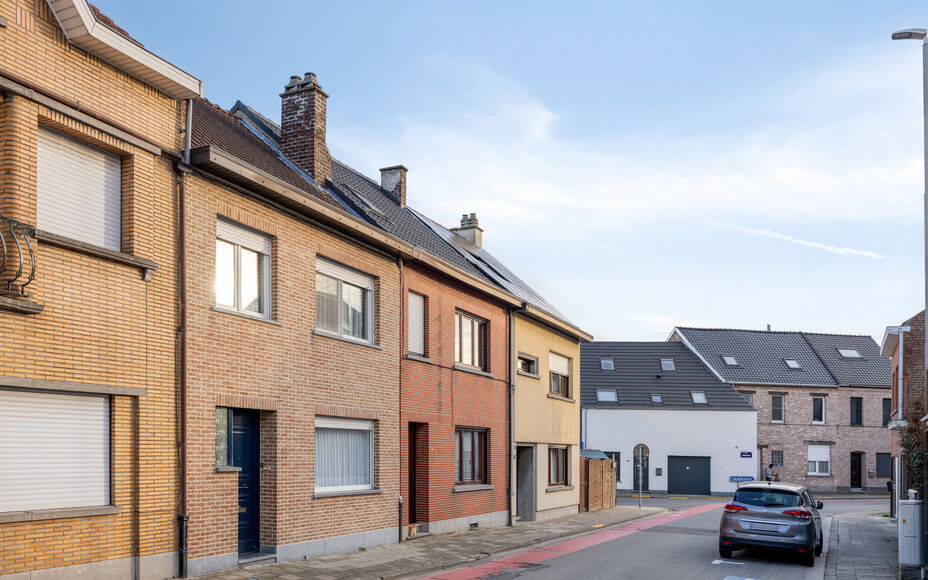 Leemans Immobiliën presenteert u  deze gerenoveerde, instapklare woning in het bruisende hart van Denderleeuw. Dankzij de uiterst centrale ligging bevinden alle belangrijke faciliteiten zich op wandelafstand: winkels, scholen, sportcentra én openbaar ve