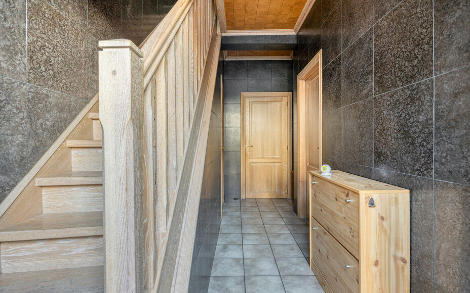 Leemans Immobiliën presenteert u  deze gerenoveerde, instapklare woning in het bruisende hart van Denderleeuw. Dankzij de uiterst centrale ligging bevinden alle belangrijke faciliteiten zich op wandelafstand: winkels, scholen, sportcentra én openbaar ve