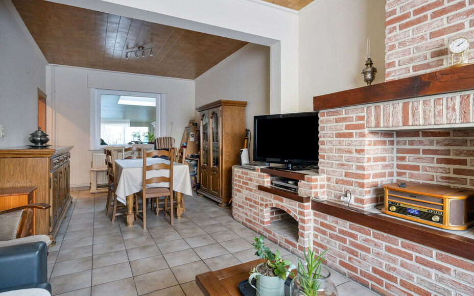 Leemans Immobiliën presenteert u  deze gerenoveerde, instapklare woning in het bruisende hart van Denderleeuw. Dankzij de uiterst centrale ligging bevinden alle belangrijke faciliteiten zich op wandelafstand: winkels, scholen, sportcentra én openbaar ve